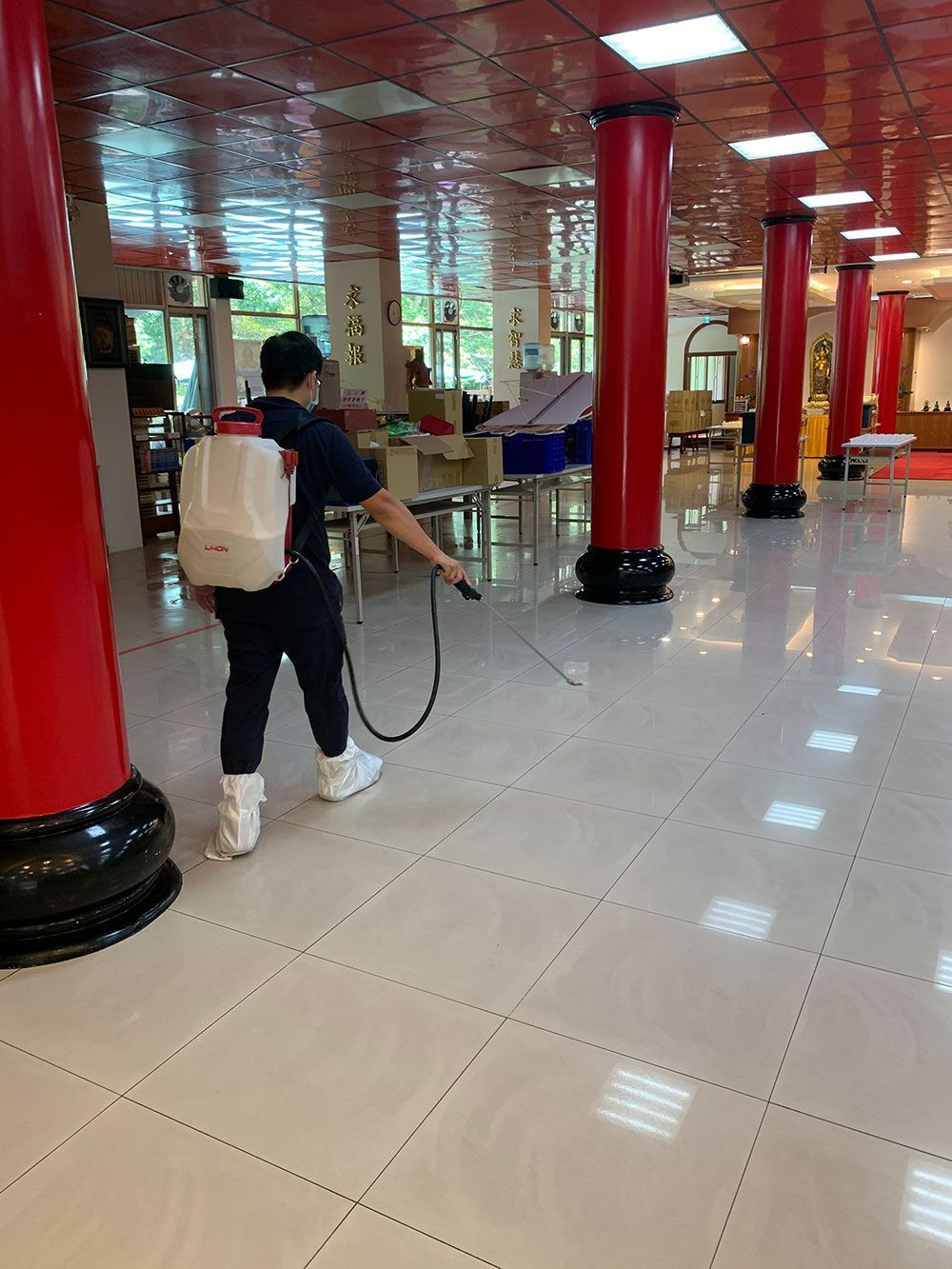 賽博斯技術師傅對大型空間進行病媒防治